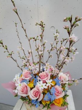 東海桜、バラ（ピンクジューク）、スプレーバラ、デルフィニューム